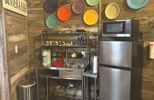 Navasota Cabina | One of a kind grain bin silo cabin getaway near wedding venues and A&M!