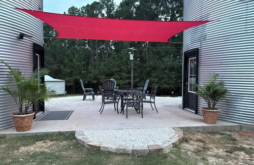Navasota Cabina | One of a kind grain bin silo cabin getaway near wedding venues and A&M!