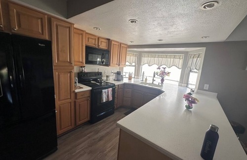 Temecula Casa | One-of-a-kind home on Lake in Canyon Lake with Hot Tub 30 Day Min