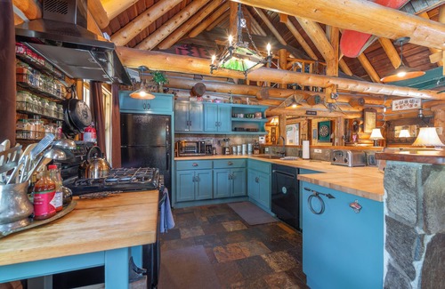 Tahoma Cabina | Único LOG Lodge en 2. 5 acres, a pie de playa, perro OK con perro cercado