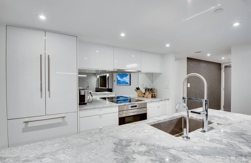 Crosstown Condominio | One-of-a-Kind Luxury 3 Bed Penthouse w/ huge Private Patio, Hot tub & Firetable!