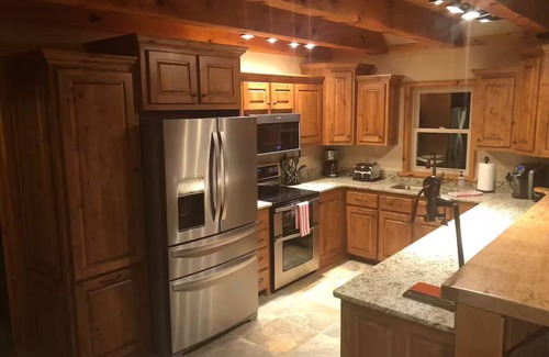 Butler Cabina | ONE OF A KIND LUXURY LAKESIDE TREE HOUSEPontoon, Ski, Hike, Rejuvenate