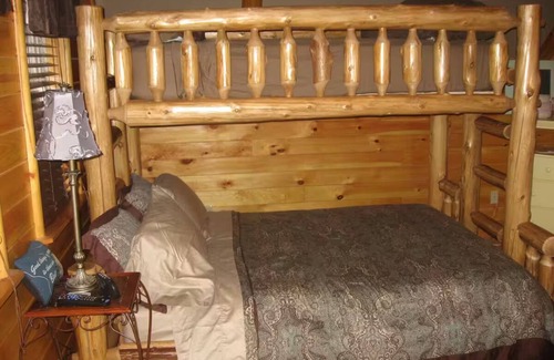 Butler Cabina | ONE OF A KIND LUXURY LAKESIDE TREE HOUSEPontoon, Ski, Hike, Rejuvenate