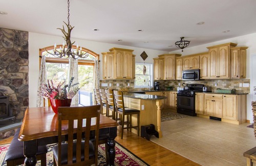 Long Pond Casa | ¡Único en su clase! Península de lujo Lakefront House en Emerald Lakes, PA