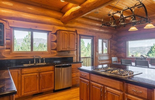 Garden Valley Cabina | ONE OF A KIND, PICTURESQUE, CEDAR LOG CABIN FOR THE WHOLE FAMILY