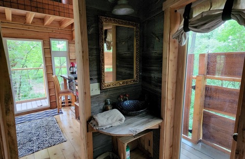 Belfast Cabina | One of a kind Treehouse on the Genesee River