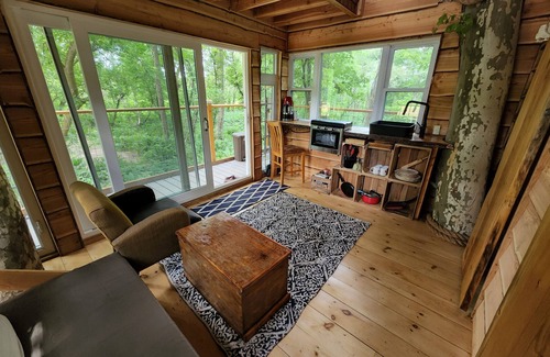 Belfast Cabina | One of a kind Treehouse on the Genesee River