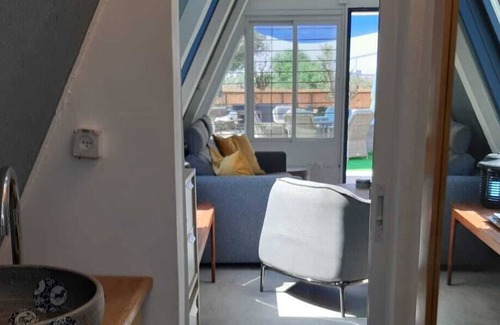 Hof HaCarmel Casa | Uno de una casa triangular en la playa, ¡a menos de un minuto de una playa secreta!
