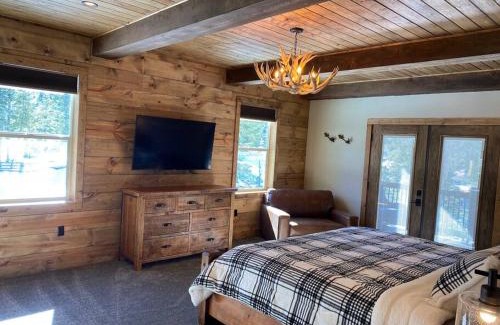 Duck Creek Village Casa | One of a Kind Cabin, Covered Deck, Spa, and Games