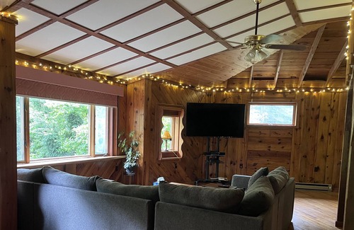 Saratoga Springs Casa | One of a kind house in Saratoga with dock and lake access - close to track!