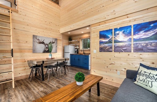 Polebridge Cabina | One of a kind views of Glacier National Park! Elkhorn Cabin at Thunderbird Ridge.
