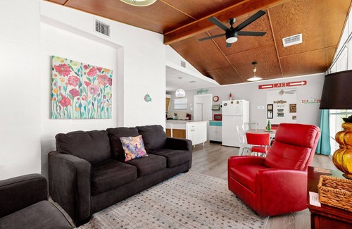 New Braunfels Cabina | One of a Kind Vintage Lakefront Getaway on Lake Dunlap--W/D, fire pit, 4 tvs
