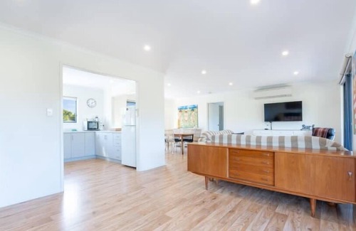 Pelican Lagoon Casa | One One Two Kangaroo Island Family Beach Shack