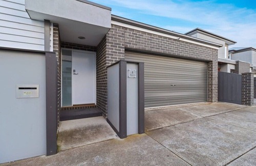Geelong West Casa | One Raven Perch I Geelong Townhouse near CBD
