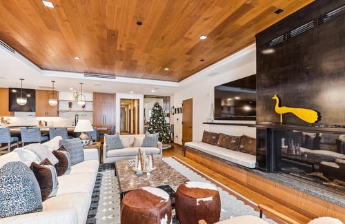 Stowe Area Casa | One Spruce Peak: 4 br, ski-in/ski-out, fireplace, a/c, community pool and hot tub!