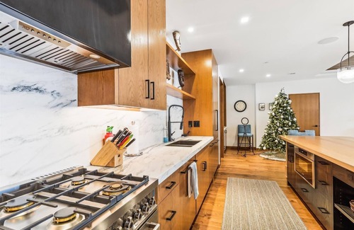 Stowe Area Casa | One Spruce Peak: 4 br, ski-in/ski-out, fireplace, a/c, community pool and hot tub!