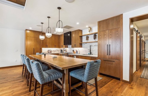 Stowe Area Casa | One Spruce Peak: 4 br, ski-in/ski-out, fireplace, a/c, community pool and hot tub!