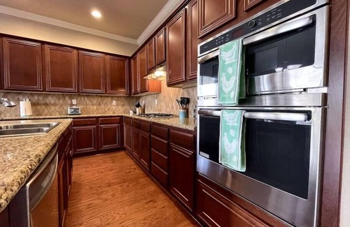 West Sacramento Casa | One Story, Pet & Family Friendly, Fireplace