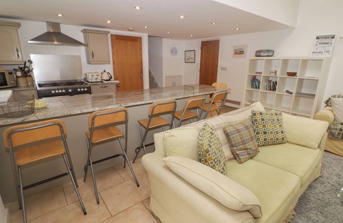 Dinas Cross Cabaña | ONE TREE HOUSE, pet friendly, with open fire in Dinas Cross