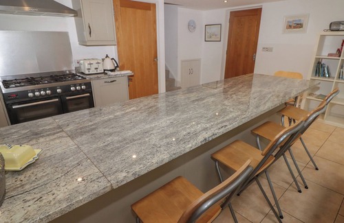 Dinas Cross Cabaña | ONE TREE HOUSE, pet friendly, with open fire in Dinas Cross
