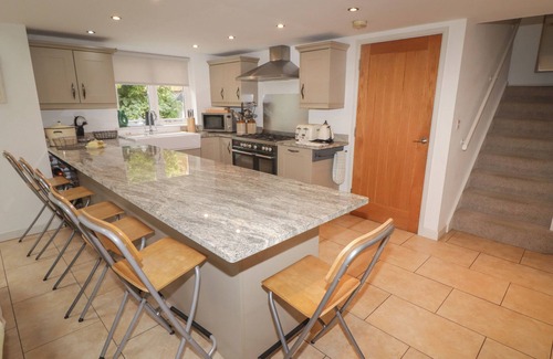 Dinas Cross Cabaña | ONE TREE HOUSE, pet friendly, with open fire in Dinas Cross
