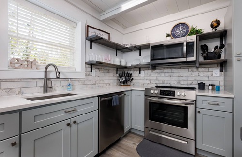 Dauphin Island Cabaña | One year anniversary! Quiet Cottage Close to Everything on the Island