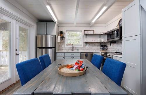 Dauphin Island Cabaña | One year anniversary! Quiet Cottage Close to Everything on the Island