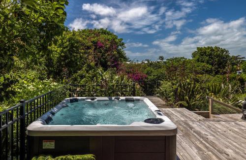 Oneroa Casa | Oneroa Sanctuary - Be My Guest Waiheke