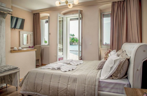 Parga Apartamento | Oniro Luxury Suites in PargaTown. Central residence in the heart of PargaTown!