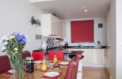 Westleigh Apartamento | Only 1 of 2 flats in Horizon View offering top floor and 6 windows onto the sea