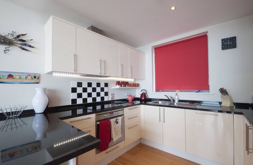 Westleigh Apartamento | Only 1 of 2 flats in Horizon View offering top floor and 6 windows onto the sea