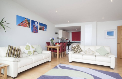 Westleigh Apartamento | Only 1 of 2 flats in Horizon View offering top floor and 6 windows onto the sea