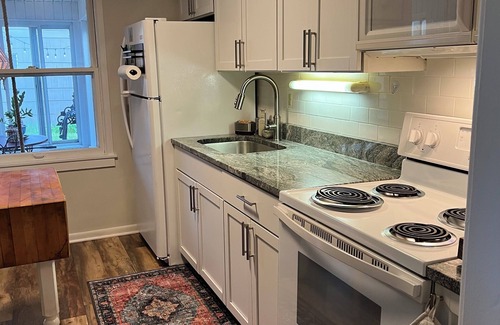 South Bend Casa | Luck o' the Irish-charming cottage1000/night 2 mi from ND stadium. Pet Friendly!