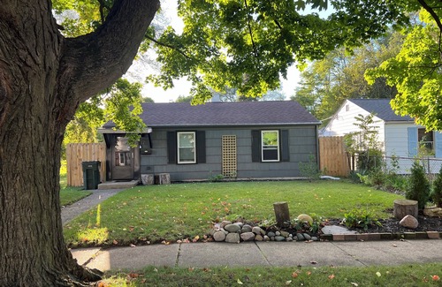South Bend Casa | Luck o' the Irish-charming cottage1000/night 2 mi from ND stadium. Pet Friendly!