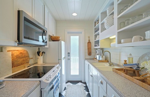 Seaside Casa | Only 2 Min Walk to Seaside Private Beaches! Renovated home + 2 Adult Bikes!