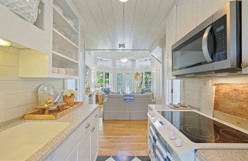 Seaside Casa | Only 2 Min Walk to Seaside Private Beaches! Renovated home + 2 Adult Bikes!