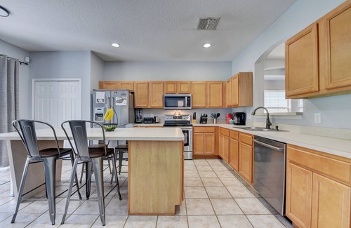 West Kissimmee Villa | Only 3 Miles to Disney! South Facing Private Pool 6 BDRM Villa w/ Movie Theatre