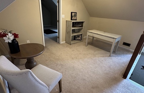 Williamstown Casa | Only 5 miles from the ark with pool 14 beds.