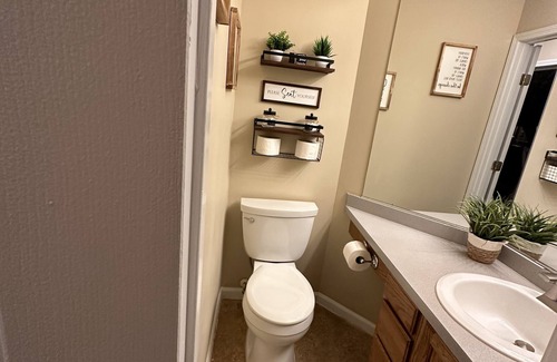 Williamstown Casa | Only 5 miles from the ark with pool 14 beds.
