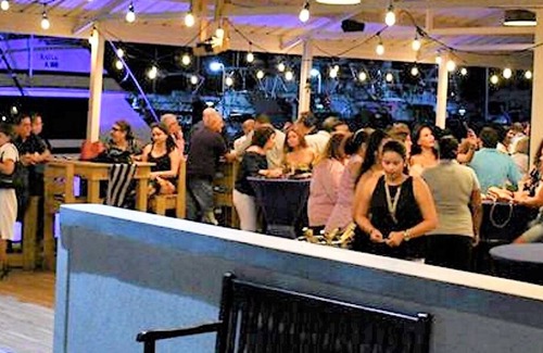 Oranjestad Alquiler De Eote | Only Boat & Breakfast in Aruba - Stay in an air conditioned cabin