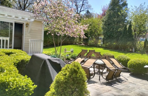 Saugatuck Casa | SOLAMENTE A pasos del hogar / agua con 2 chimeneas, piscina climatizada, patio cercado, mascotas