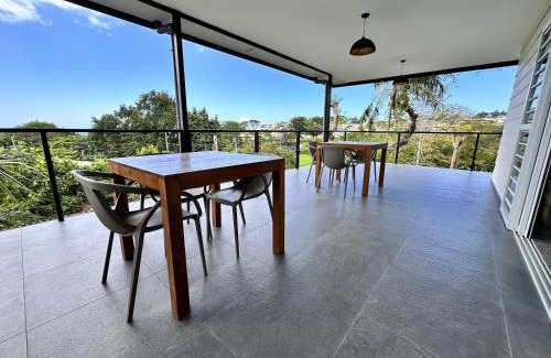 Faaa Casa | Ononui Lodge Airport, Ocean-View, Private Bathroom and Balcony, Free WiFi and Parking, On-Site Car Rental