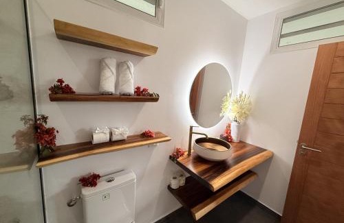 Faaa Casa | Ononui Lodge Airport, Ocean-View, Private Bathroom and Balcony, Free WiFi and Parking, On-Site Car Rental