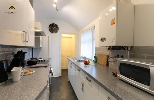Stoke-on-Trent Casa | OnPoint Apartments Spacious 4 Bed House