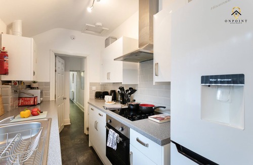 Stoke-on-Trent Casa | OnPoint Apartments Spacious 4 Bed House