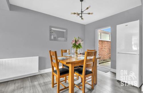 Christchurch Casa | OnSiteStays - Large 3 bedroom, 2 bathroom, driveway, Garden, Sleeps 6 Comfortably