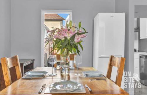 Christchurch Casa | OnSiteStays - Large 3 bedroom, 2 bathroom, driveway, Garden, Sleeps 6 Comfortably
