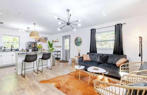 Williston Casa | Onyx Oasis - Devils Den - Huge Yard & Pet Friendly - Sleeps 5