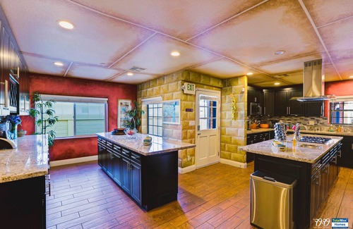 Las Vegas Casa | OO Urban Oasis 9BD/8BA Villa Near Vegas Strip-3.4mi