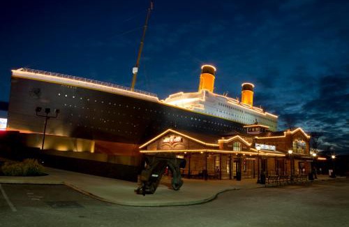 Sevierville Casa | Ooh LA LA, Private Indoor Pool, WIFI, Arcade Game, Foosball, Free Attraction Tickets!
